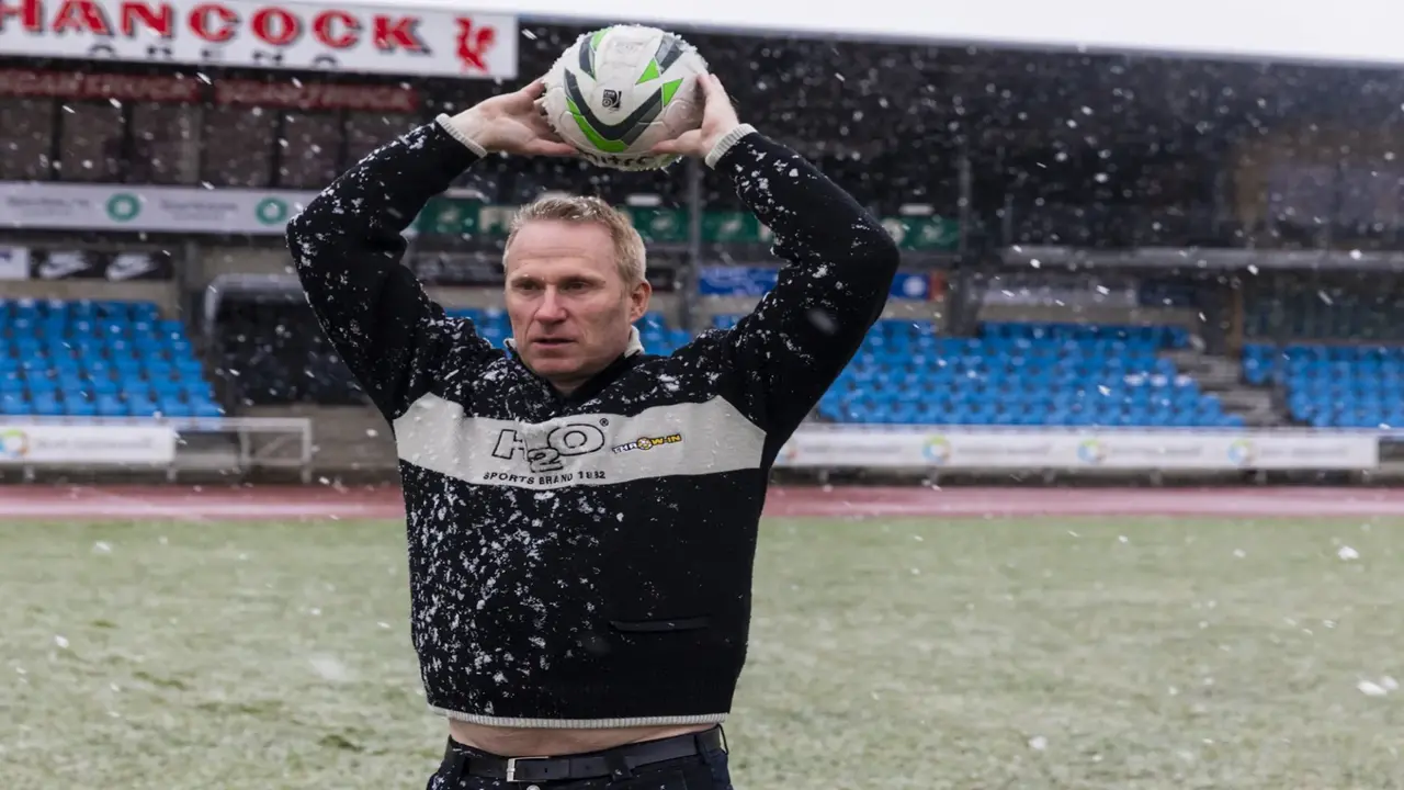 سلاح الرمية الجانبية الطويلة يربك دفاعات الدوري الإنجليزي